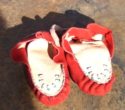 Rare Navajo VINTAGE 1950's baby Moccasins all deer skin beaded 3"long - Image 1 of 4