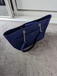 DKNY SINA LARGE LEATHER TOTE BAG BLUE CHAIN DETAIL STRAP BNWT RRP £245 - Picture 1 of 3