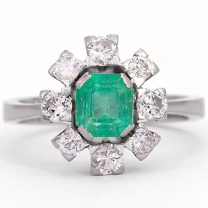 Gr. 61 - Entourage pesante smeraldo e brillante 1,00 ct. Anello in oro bianco 750/18 carati - Foto 1 di 7