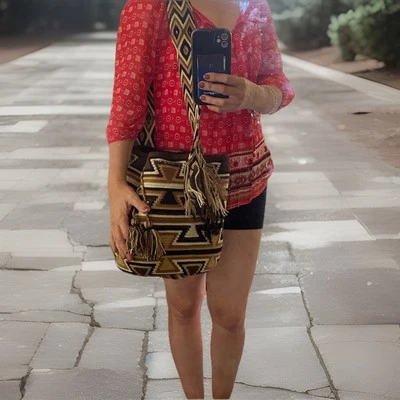 Mochila Wayuu hecha en Colombia en colores beige, negro, marrón y Carmelita Foto 1 de 4