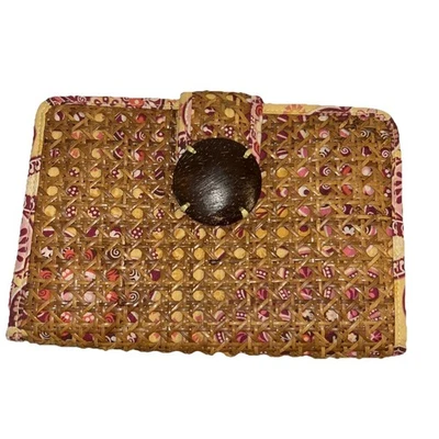 Bolso de Mano Vera Bradley Tiki Paja Bali Dorado Amarillo Púrpura Marrón Madera Mimbre Foto 1 de 4