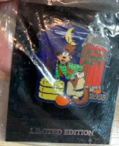 2003 Disney Mickey Halloween Party GOOFY Dressed As Cowboy Pin LE 2000 SEALED LE - Picture 1 of 2