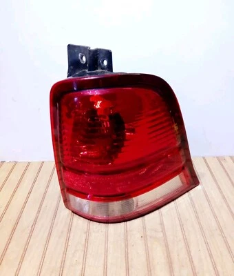 Cuarto de luz trasera Ford Freestar 2004-2007 pasajero (derecha) montado en panel OEM  Foto 1 de 4