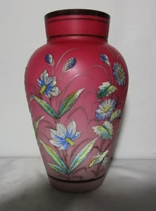 Große 10" antike pfirsichgeblasene florale satinierte Glasvase mit Korallen, um 1890 - Bild 1 von 8
