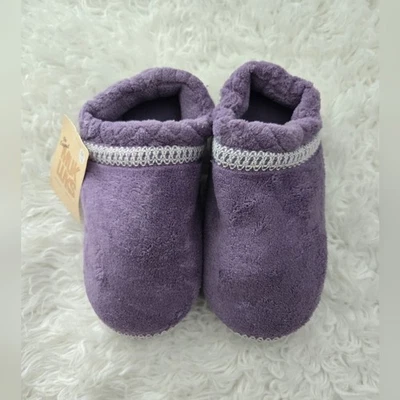 Zapatillas con plantilla de espuma viscoelástica MUK LUKS. Marfil lila. Talla mediana 7-8. Foto 1 de 4