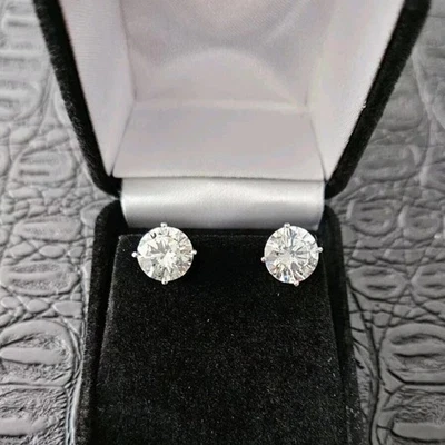 Серьги-гвоздики из золота 14 карат с круглым выращенным в лаборатории бриллиантом-солитером с 4 зубцами 3 карата - Изображение 1 из 4