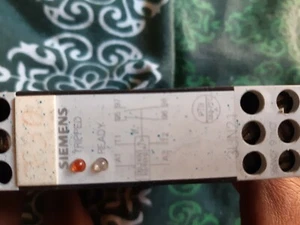 Siemens 3UN2100-0AN7 220-24V 5060Hz 1S+1O; 3UN2100-0AN7;3UN2100 0AN7;3UN21000AN7 - Bild 1 von 3