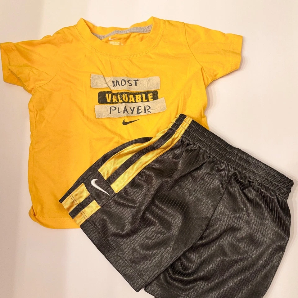 Nike Niños Pequeños 18M Niño Pequeño Conjunto Amarillo MVP Camiseta Negro Dorado Pantalones Cortos Atléticos Foto 1 de 4