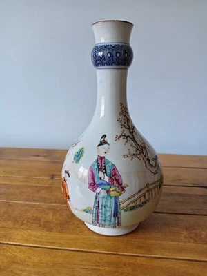 ANTIQUE CHINESE PORCELAIN FAMILLE ROSE Garlic neck VASE QING QIANLONG  - Image 1 of 4