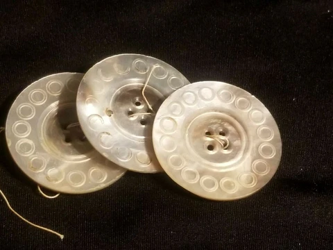 BEAUTIFUL SET 3 LARGE 1.75" ANTIQUE VICTORIAN CARVED MOP SHELL BUTTONS Abalone Cover