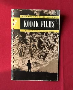 Libro de datos Kodak Films en blanco y negro fotos manual de referencia 1945 cuarto oscuro - Imagen 1 de 6