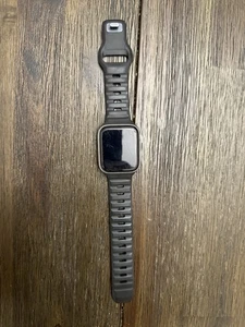 Apple Watch Series 4 44mm, Used.  Comes with 6 different bands. - Photo 1 sur 3