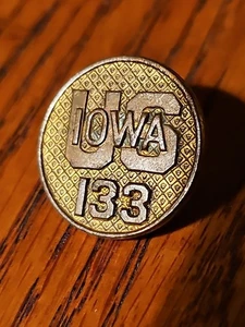 US Army Gilt National Collar Disk Iowa 133rd Regiment Screwback Pre-WW2 - Picture 1 of 2