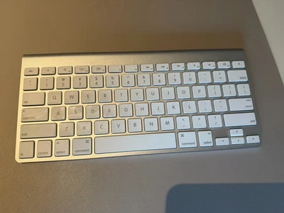 Apple Wireless Keyboard A1314 Bluetooth QWERTZ Tastatur Mac, iMac, MacBook  iPad - Bild 1 von 4