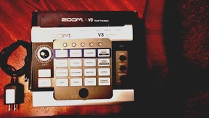 ZOOM V3 vocal processor with updated firmware and zoom power supply - Picture 1 of 3