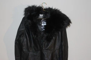 Neu mit Etikett Killstar Liberty schwarzer Kunstleder-Trenchcoat mit Kunstfellkapuze Größe XXL - Bild 1 von 7