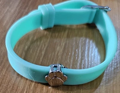 Pulsera Keep Collective de silicona turquesa con dije de pata de plata Foto 1 de 3