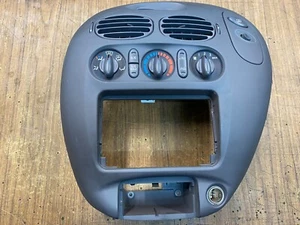 Ford Falcon AU S1 Dash A/C Stereo Controls Surround - Bild 1 von 9