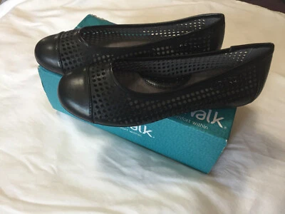 Hanford - Softwalk Low Heel Slip On Size 7 1/2. Brand New with Box. - Image 1 of 4