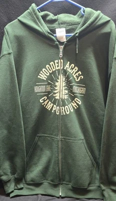 Sudadera con Capucha Wooded Acres Campground Verde Mezcla Pesada Grande Divertido Recuerdos Foto 1 de 3