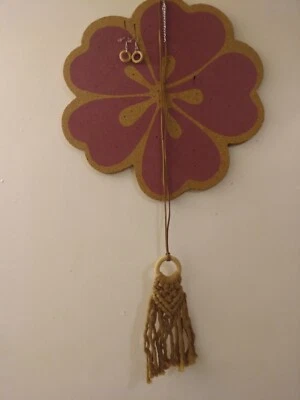 NUEVO SIN ETIQUETAS Boho Macramé y Cuero Collar 23"L y Redondo Madera Pendientes Conjunto Disfraz Joyería Foto 1 de 4