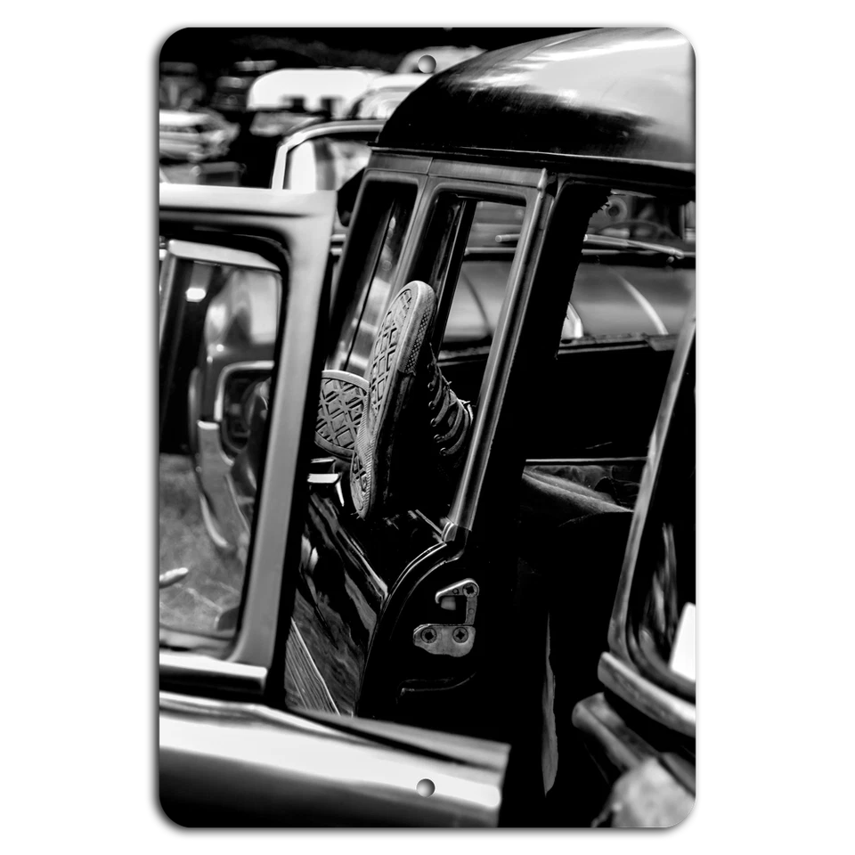 Kick Back & Relax: Classic Car Vibes in Black & White Foto 1 de 1