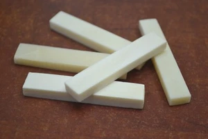 5 STCK. GITARRE BÜFFELKNOCHEN NUSS ROHLINGE 2 1/8" x 3/8" x 5 mm #T-119 - Bild 1 von 1