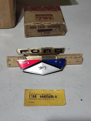 Ford Galaxie 1960-61 capó relleno de combustible emblema de puerta inserto de plástico C1AB-64405A86-A Foto 1 de 4