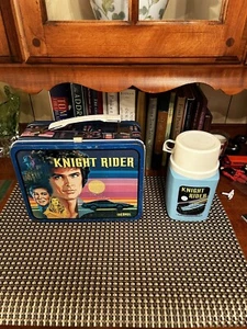 Lunch box in metallo Knight Rider con thermos 1982 1983 KITT Michael leggi - Foto 1 di 24