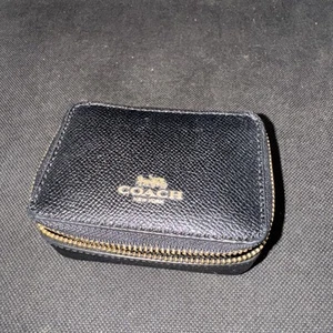 Coach kleines schwarzes genarbtes Reise-Schmuckkästchen aus Leder gebraucht, in einwandfreiem Zustand - Bild 1 von 2