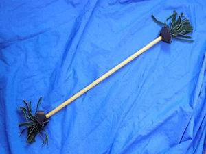 LUNASTIX Jonglierstock Schlagstock mit Leder Wildleder Quasten gelber Schaft mit grün - Bild 1 von 3