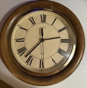 "Reloj de pared Sunbeam vintage de madera maciza de 11"" con adornos dorados de cuarzo funcionando con batería" - Imagen 1 de 6