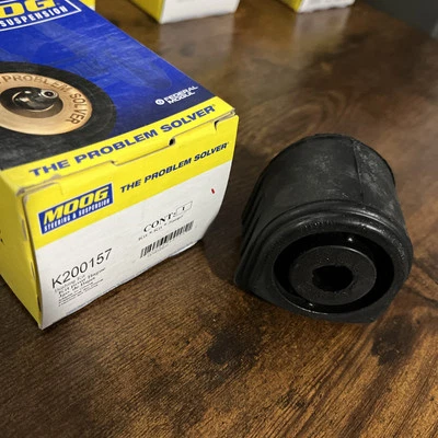 Bucha de braço de controle inferior dianteiro K200157 MOOG - posição traseira Dodge Chrysler Town - Imagem 1 de 2