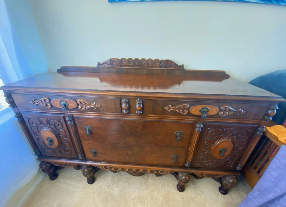 Juego de muebles de comedor jacobeos Foto 1 de 4