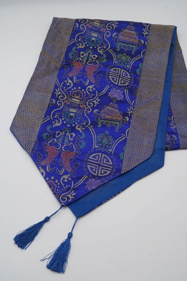 复古中国桌旗 78 英寸 x 13 英寸蓝色丝绸锦缎鱼,长寿,流苏 — 第 1/4 张图片