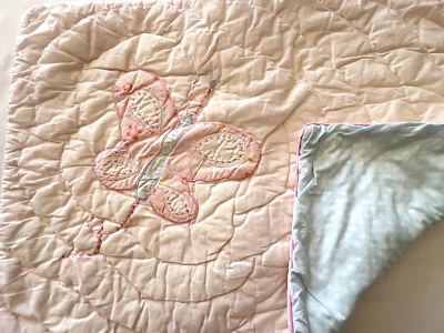 Pottery Barn Niños Mariposas Flores Rosas 100% Algodón Falsa Acolchada Atarrazo Atrás Foto 1 de 4