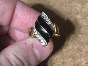 VINTAGE GOLD TONE DIAMOND SHAPED BLACK SWIRL RING RHINESTONES SIZE 5/WRONGWAY052 - Picture 1 of 8