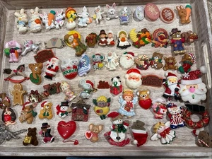 VINTAGE 60 Plus Holiday LOT WEIHNACHTEN ANSTECKNADELN PUNZE/AVON Russ Broschen Ostern - Bild 1 von 8