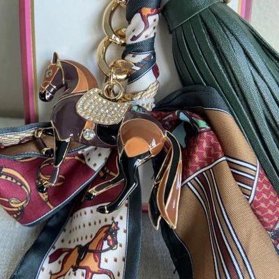 ¡NUEVO! Bolso Piper K Dije Llavero Ecuestre Pintado a Mano Caballo Arco Borla Verde Foto 1 de 4