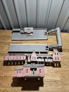 OO/HO MODEL RAILWAY BUILDINGS / Platform / Bridge And Others - Good Condition - Picture 1 of 8