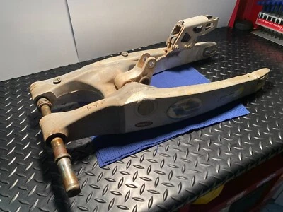 YZ250F 2002 brazo oscilante fabricante de equipos originales Yamaha 2002 YZ250F fabricante de equipos originales Yamaha brazo oscilante Foto 1 de 4