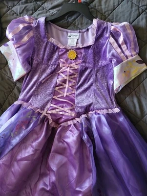 Disfraz de Rapunzel enredada de los parques de Disney XL usado una vez Foto 1 de 3