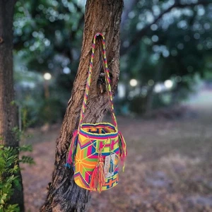 Colombiano 🇨🇴 Borsa Boho Secchiello Mochila Fatto a Mano Grande MOLTI COLORI Tribù Wayuu - Foto 1 di 11