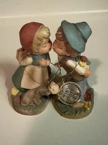 Statuine vintage Tovagliolo Tiny Tots con etichette ragazzo e ragazza che baciano cane/gatto ceramica 3" - Foto 1 di 11