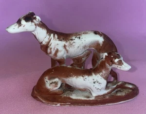 Antica statuina Staffordshire Whippet levriero cani da caccia bisque firmata - Foto 1 di 8