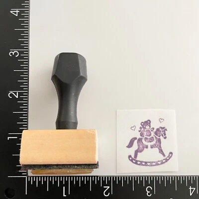 Oso de peluche en caballo mecedor mango madera sello de goma montado Foto 1 de 2