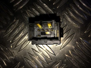 Bouton warning - VW VOLKSWAGEN POLO IV (4) phase 2 - Réf : 6Q0953235A - Picture 1 of 3