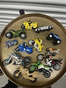 Lot de jouets anciens motos et voitures/camions 12 pièces - Photo 1/9