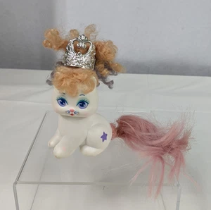 1989 Mattel Little Pretty Show Off Kitty Cherry Belle Tiara Kitty zampe lucide - Foto 1 di 16