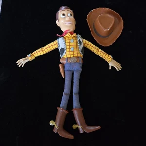 FUNCIONA BIEN Disney Pixar Toy Story 15” Muñeca parlante leñosa con sombrero de cuerda - Imagen 1 de 18